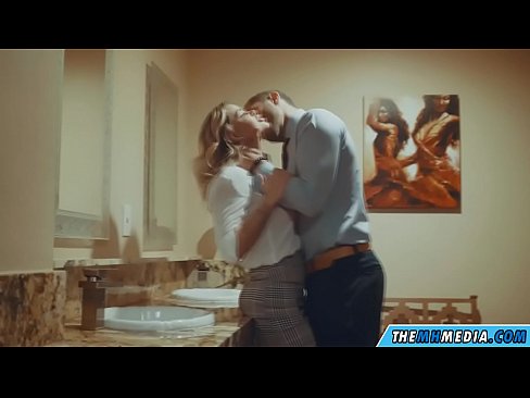 ❤️ Бүкіл аққұба сізді қоғамдық дәретханада азғырғанда ❤ Секс видео бойынша порно kk.eviewporn-com.ru ☑